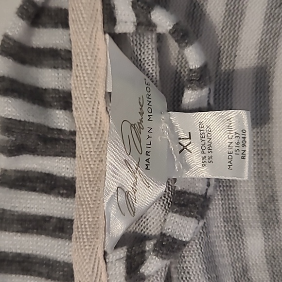 Marilyn Monroe Intimate Nightgown and Robe Set. - Picture 10 of 10